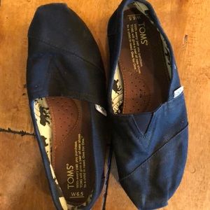 Women’s size 6 1-2 black Toms